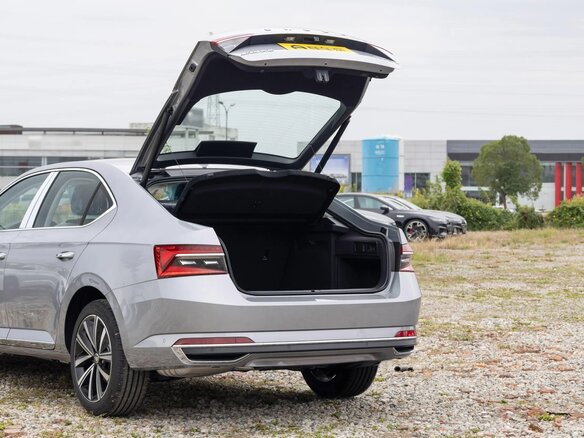 2025 Skoda Superb III Рестайлинг, серебристый - вид 7