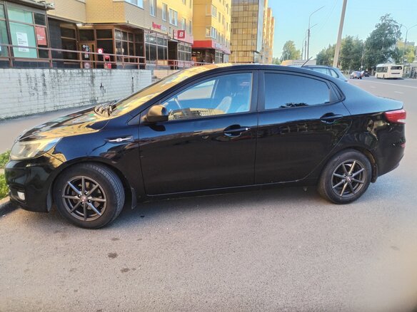 2017 Kia Rio III Рестайлинг, чёрный, 899000 рублей - вид 3