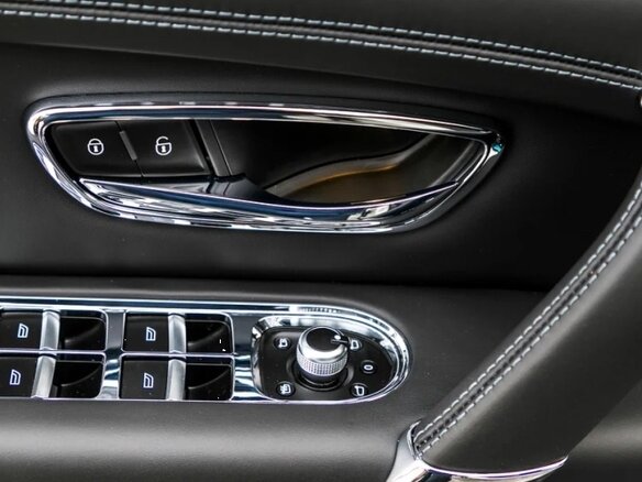 2017 Bentley Bentayga I, белый, 10900000 рублей - вид 4