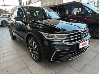 2023 Volkswagen Tiguan II Рестайлинг, чёрный, 4131855 рублей, вид 2