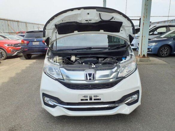 2017 Honda Stepwgn Spada V, белый, 1850000 рублей - вид 2