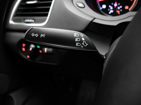 2015 Audi Q3 I (8U) Рестайлинг, голубой, 2125000 рублей - вид 12