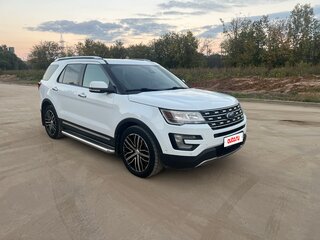 2016 Ford Explorer V Рестайлинг, белый, 2700000 рублей, вид 3