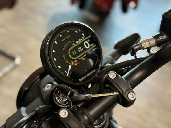 2025 Royal Enfield Guerrilla 450, чёрный - вид 15
