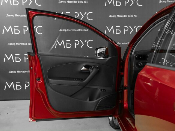 2016 Volkswagen Polo V Рестайлинг, красный - вид 4