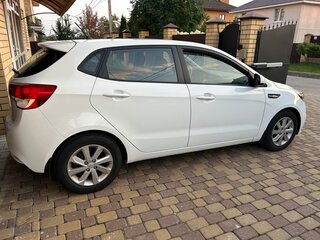 2016 Kia Rio III Рестайлинг, белый, 1350000 рублей, вид 4
