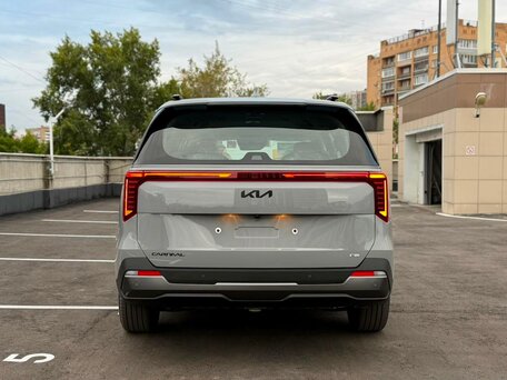 2026 Kia Carnival IV Рестайлинг, серый, 6450000 рублей, вид 4