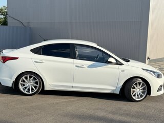 2018 Hyundai Solaris II, белый, 1305000 рублей, вид 2