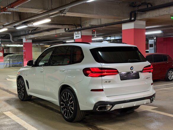 2024 BMW X5 40i IV (G05/G18) Рестайлинг, белый - вид 3