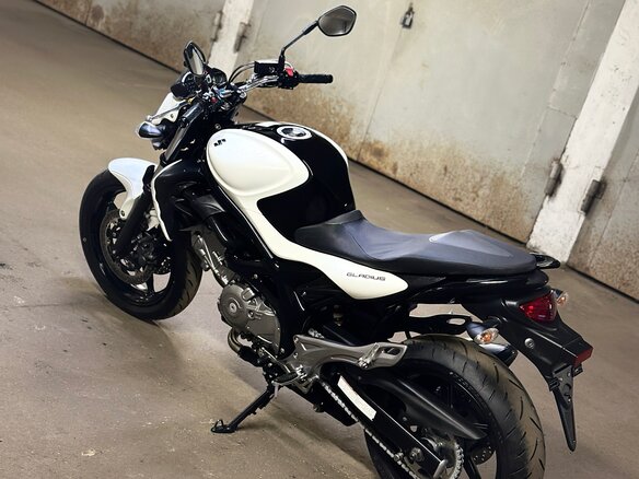 2013 Suzuki SFV 650 Gladius, белый, 480000 рублей - вид 10