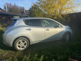 2011 Nissan Leaf I (ZE0/AZE0), серебристый, 650000 рублей, вид 2