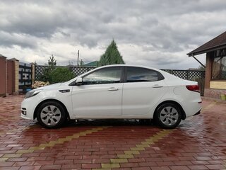 2017 Kia Rio III Рестайлинг, белый, 990000 рублей, вид 3