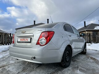 2013 Chevrolet Aveo II, серебристый, 810000 рублей, вид 4