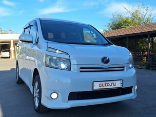 2007 Toyota Voxy II (R70), белый, 999999 рублей, вид 1