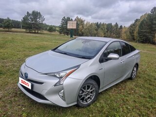 2016 Toyota Prius IV (XW50), серебристый, 1550000 рублей, вид 4