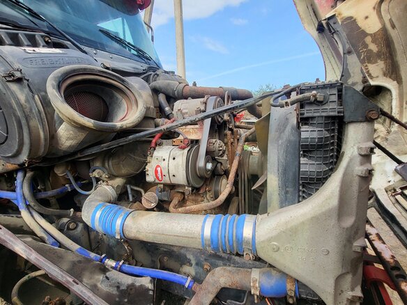 2002 Freightliner Columbia, красный, 1450000 рублей - вид 16