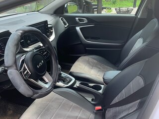 2023 Kia Ceed III Рестайлинг, белый, 2650000 рублей, вид 4