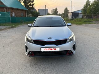 2020 Kia Rio IV Рестайлинг, серебристый, 1790000 рублей, вид 1
