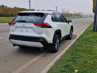 2023 Toyota RAV4 V (XA50), белый, 4050000 рублей, вид 3