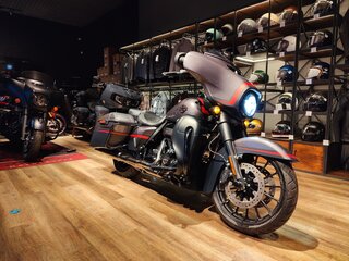 2018 Harley-Davidson CVO Street Glide, серый, 2690000 рублей, вид 2