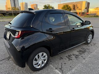 2021 Toyota Yaris IV, чёрный, 1299000 рублей, вид 4