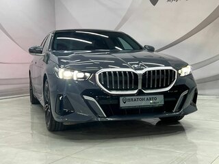 2025 BMW 5 серии Long 530Li xDrive VIII (G60/G61/G68), серый, 8199000 рублей, вид 4