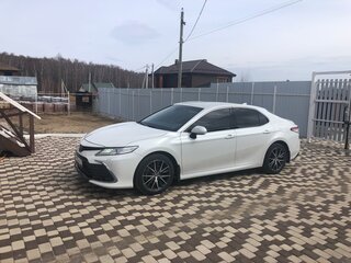 2021 Toyota Camry VIII (XV70) Рестайлинг, белый, 5500000 рублей, вид 2