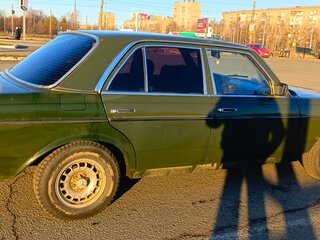 1981 Mercedes-Benz W123 240, зелёный, 450000 рублей, вид 3