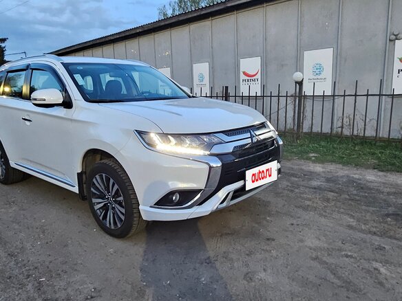 2022 Mitsubishi Outlander III Рестайлинг 3, белый, 3100000 рублей - вид 5