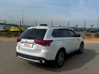 2018 Mitsubishi Outlander III Рестайлинг 3, белый, 2200000 рублей, вид 4