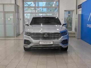 2021 Volkswagen Touareg III, серебристый, 6833000 рублей, вид 2