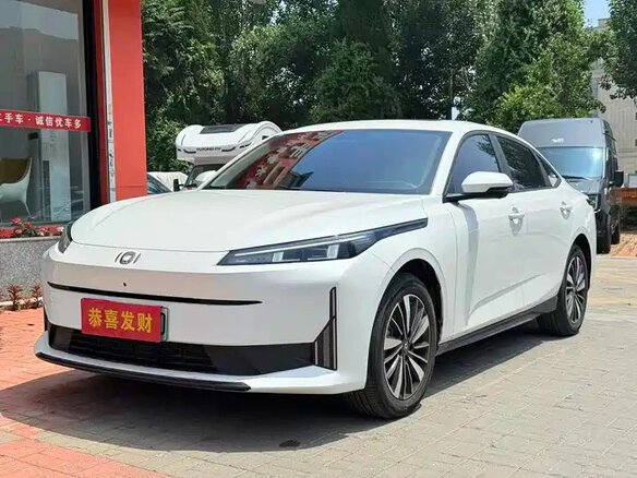 2025 Changan Qiyuan A05 I Рестайлинг, белый - вид 2