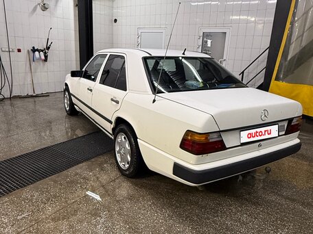 1985 Mercedes-Benz W124 230 4-speed, белый, 430000 рублей, вид 5