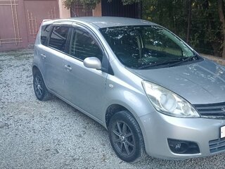 2011 Nissan Note I Рестайлинг, серебристый, 680000 рублей, вид 3