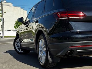 2019 Volkswagen Touareg III, чёрный, 3900000 рублей, вид 3
