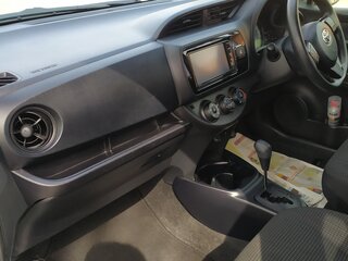 2019 Toyota Vitz III (XP130) Рестайлинг 2, серебристый, 1100000 рублей, вид 4