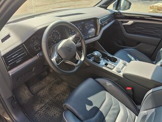 2022 Volkswagen Touareg III, серый, 7500000 рублей, вид 4
