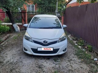 2012 Toyota Vitz III (XP130), белый, 650000 рублей, вид 2