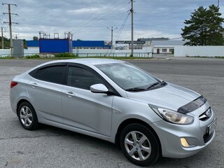 2013 Hyundai Solaris I, серебристый, 950000 рублей, вид 4