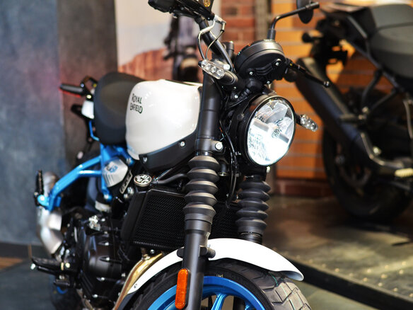 2025 Royal Enfield Guerrilla 450, синий, 559000 рублей - вид 6