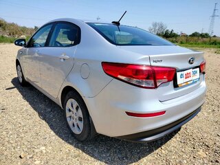 2017 Kia Rio III Рестайлинг, серебристый, 1066000 рублей, вид 4