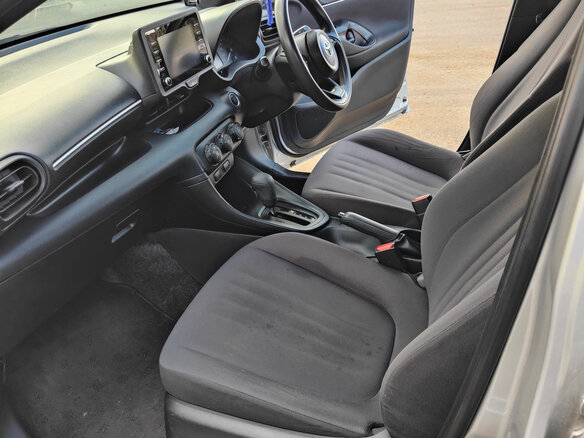 2020 Toyota Yaris IV, серебристый, 1200000 рублей - вид 16