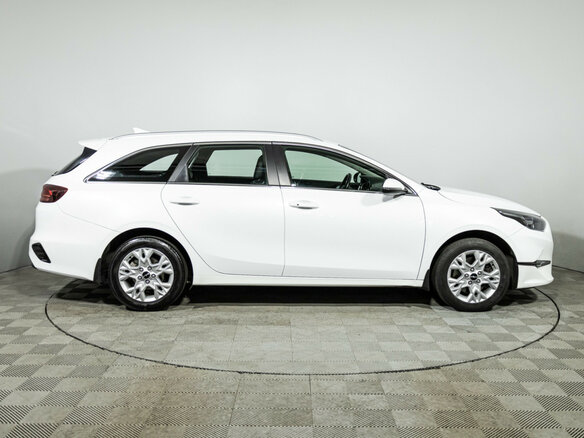 2021 Kia Ceed III Рестайлинг, белый - вид 3