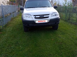 2011 Chevrolet Niva I Рестайлинг, серебристый, 470000 рублей, вид 2