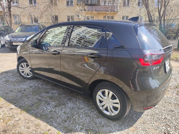 2020 Honda Fit IV, коричневый, 1300000 рублей - вид 4