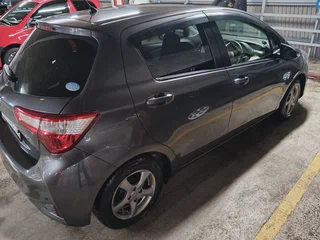 2019 Toyota Vitz III (XP130) Рестайлинг 2, серый, 1000000 рублей, вид 3