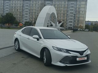 2018 Toyota Camry VIII (XV70), белый, 3350000 рублей, вид 1