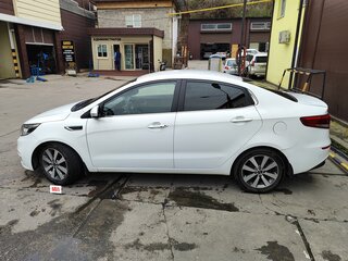 2017 Kia Rio III Рестайлинг, белый, 1020000 рублей, вид 4