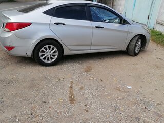 2015 Hyundai Solaris I Рестайлинг, серебристый, 700000 рублей, вид 2