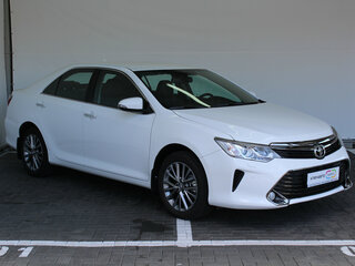2017 Toyota Camry VII (XV50) Рестайлинг, белый, 1690000 рублей, вид 3